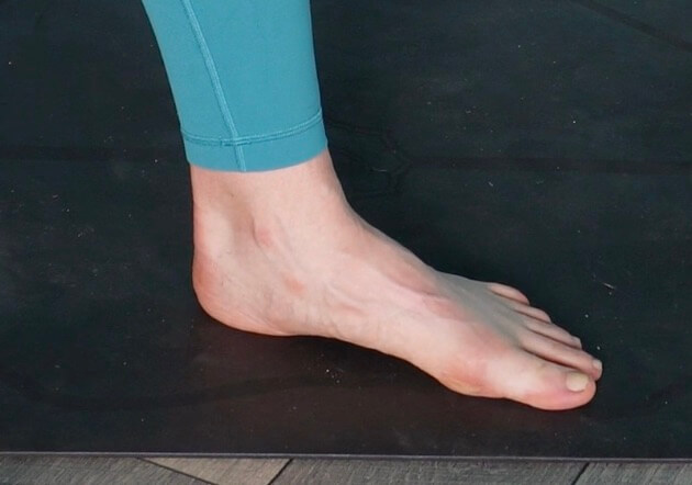 An image of a foot completely relaxed with the arch collapsing in